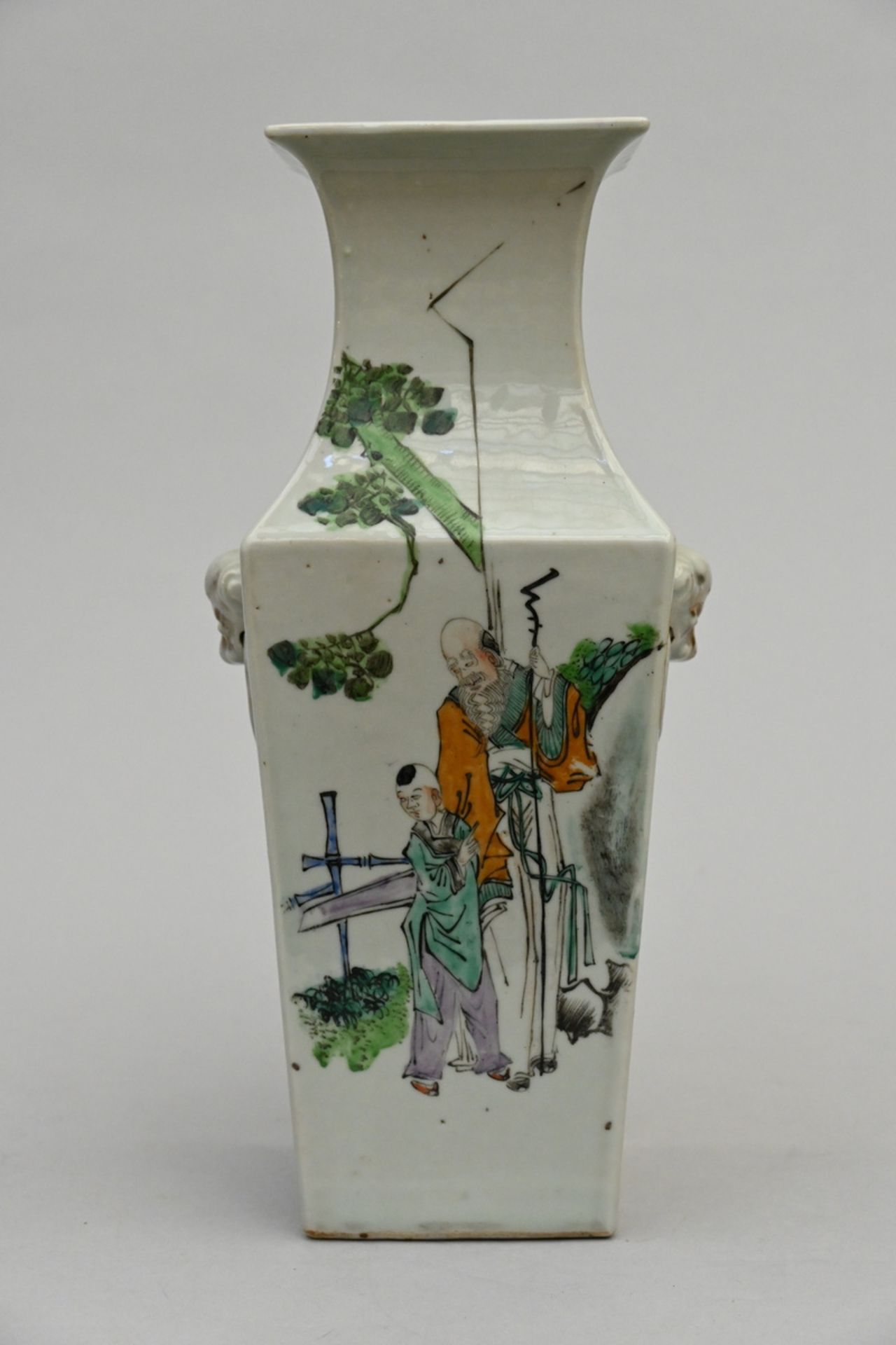 A square vase in Chinese porcelain 'figures' (h38cm)