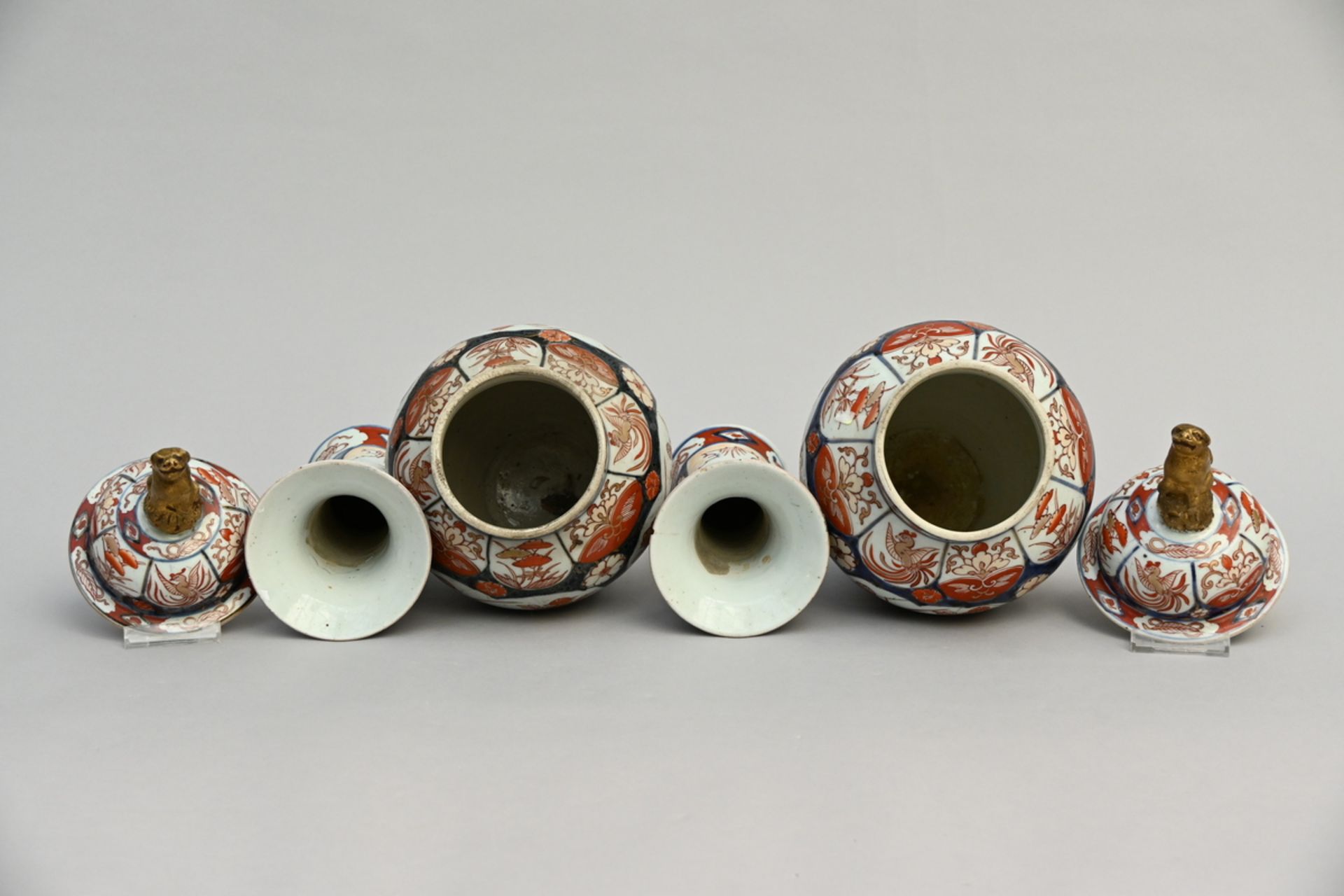 A Japanese set of Imari vases (h 22-36cm) (*) - Image 2 of 4