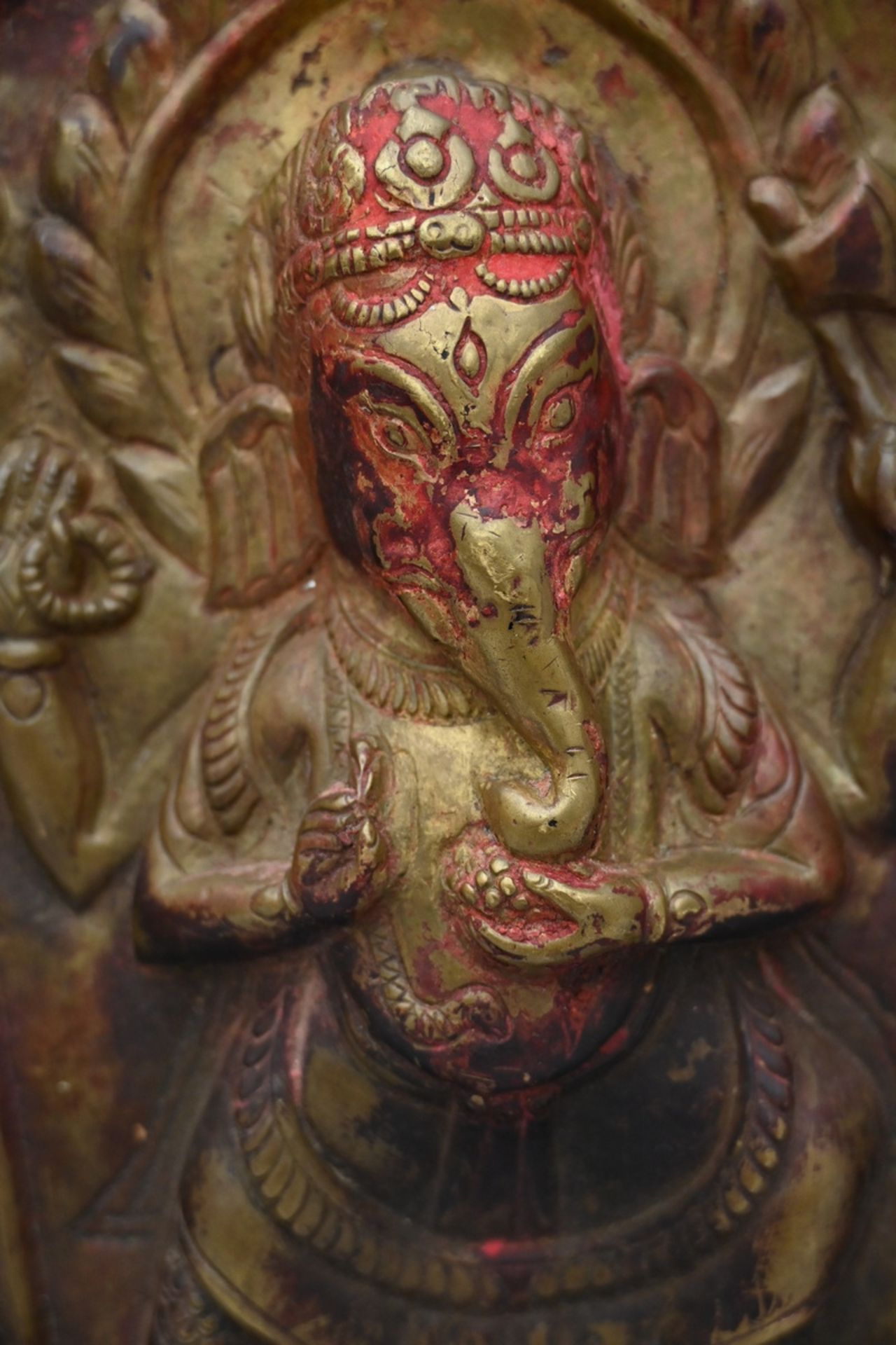 Bas-relief in copper repoussÈ 'Ganesha with two deities' (30x41cm) - Image 2 of 3
