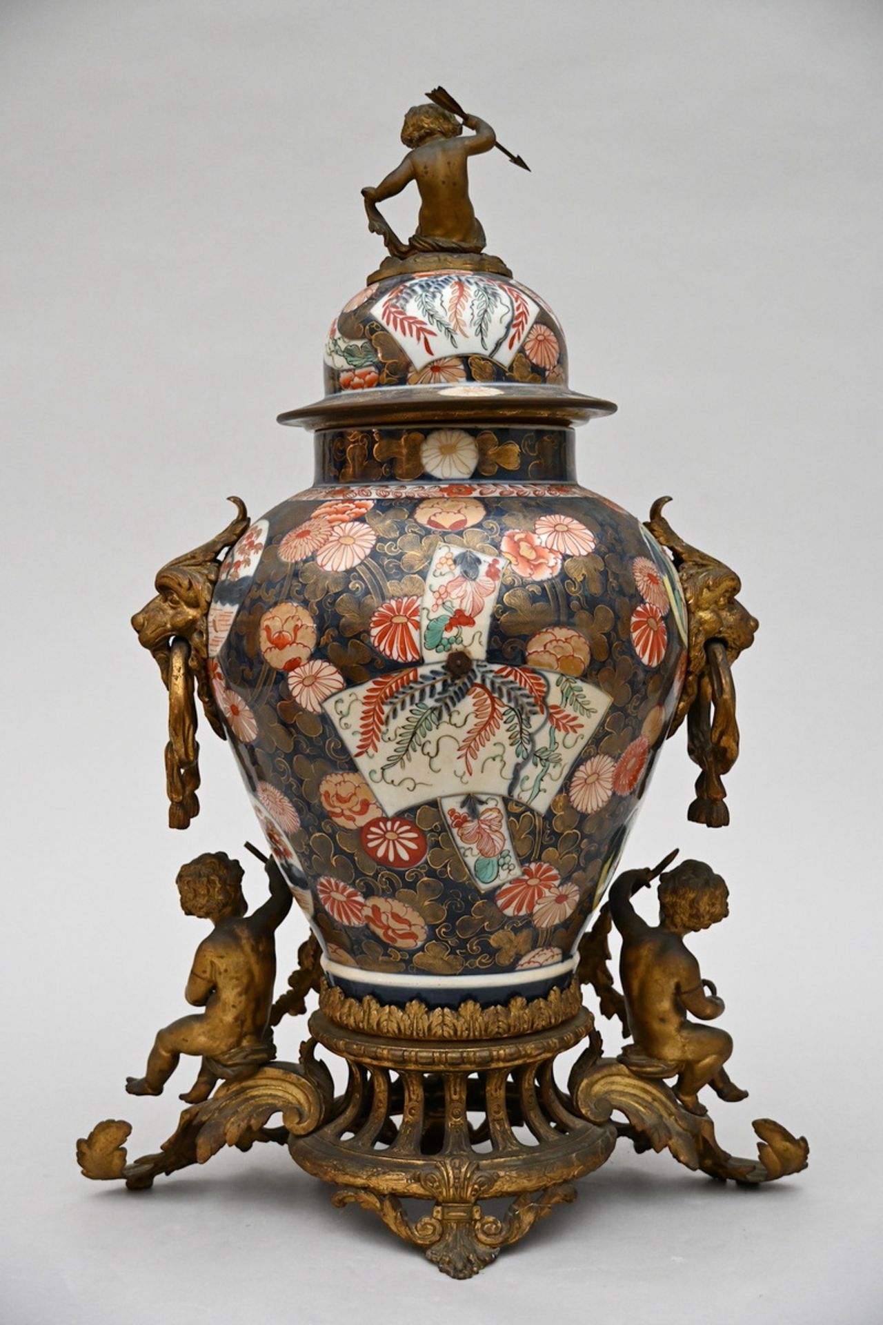 A clock made of an Imari Samson vase and bronze mounts, 19th century (h65cm) - Image 3 of 6