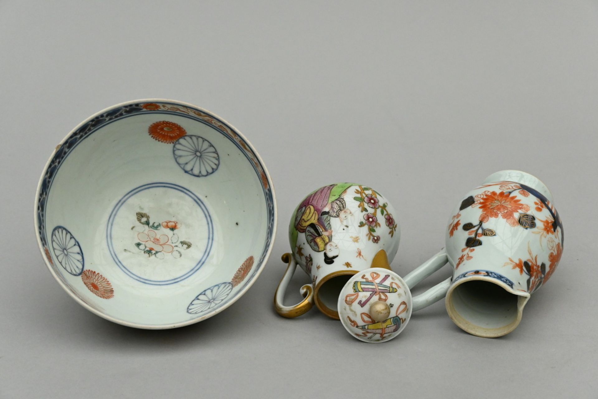 Lot: Japanese Imari bowl, jug in Imari and milk pot with chinoisant decoration - Image 3 of 5