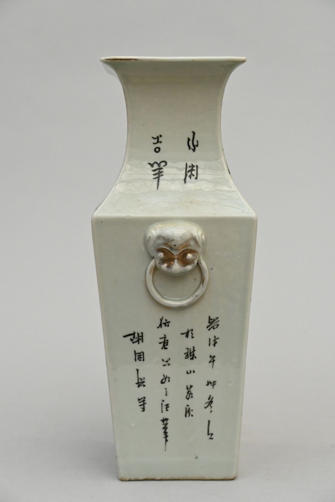 A square vase in Chinese porcelain 'figures' (h38cm) - Image 4 of 6