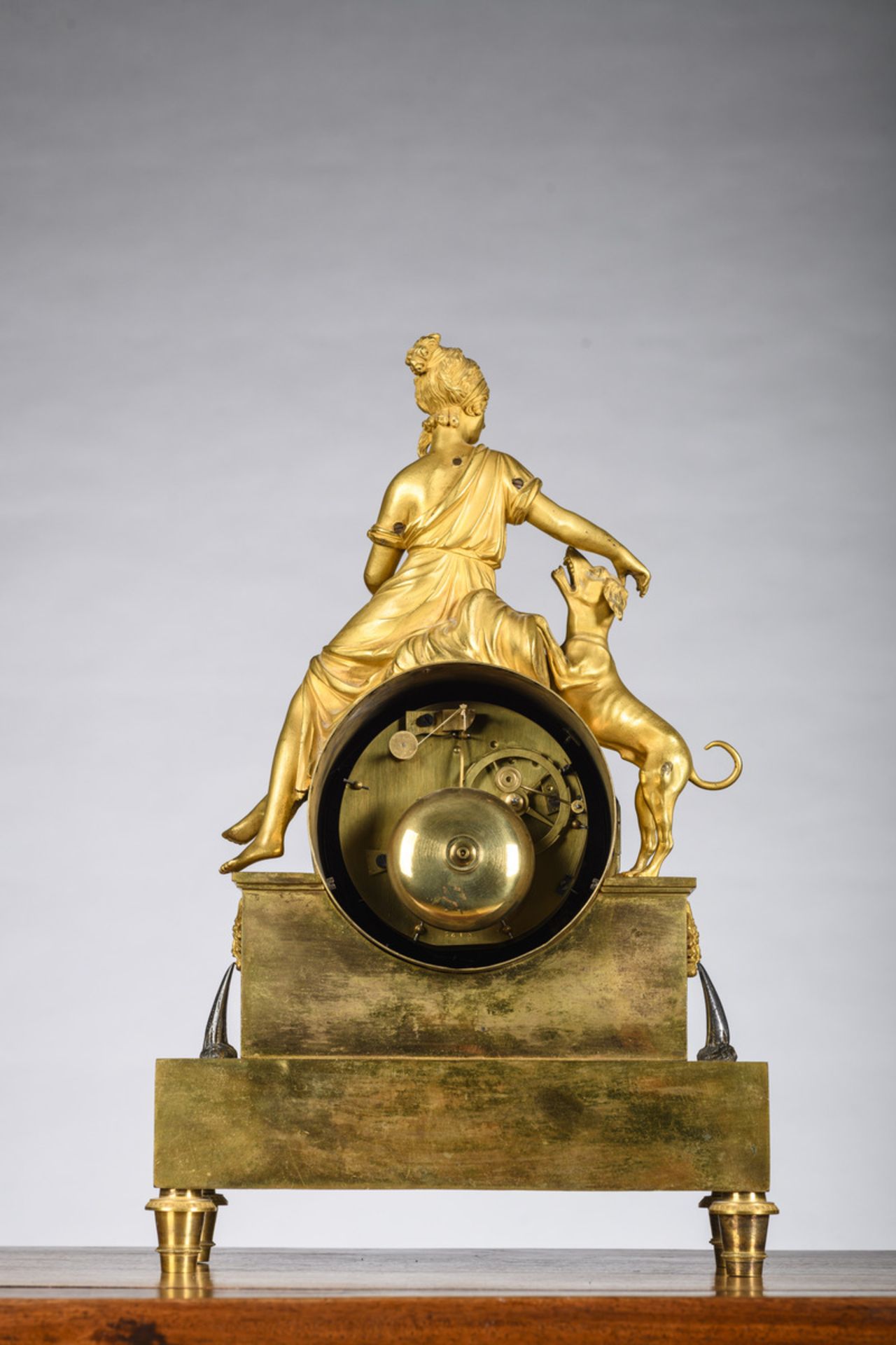 A gilt bronze Empire clock 'girl with dog' (h42x27x9.5cm) - Image 4 of 5