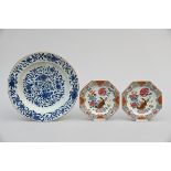 Chinese blue and white dish and a pair of famille rose plates, 18th century (dia 21-35cm) (*)
