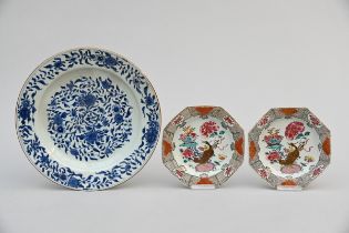 Chinese blue and white dish and a pair of famille rose plates, 18th century (dia 21-35cm) (*)