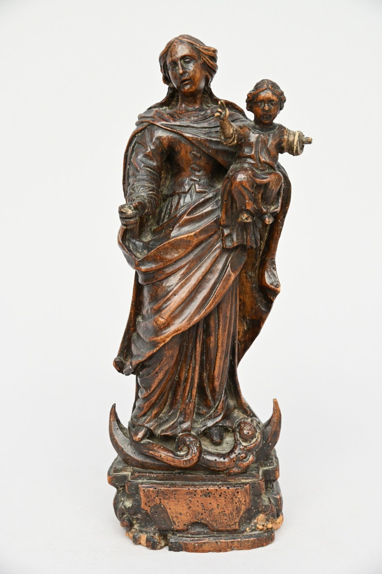Our Lady and Child in walnut, 17th century (h42cm) (*)