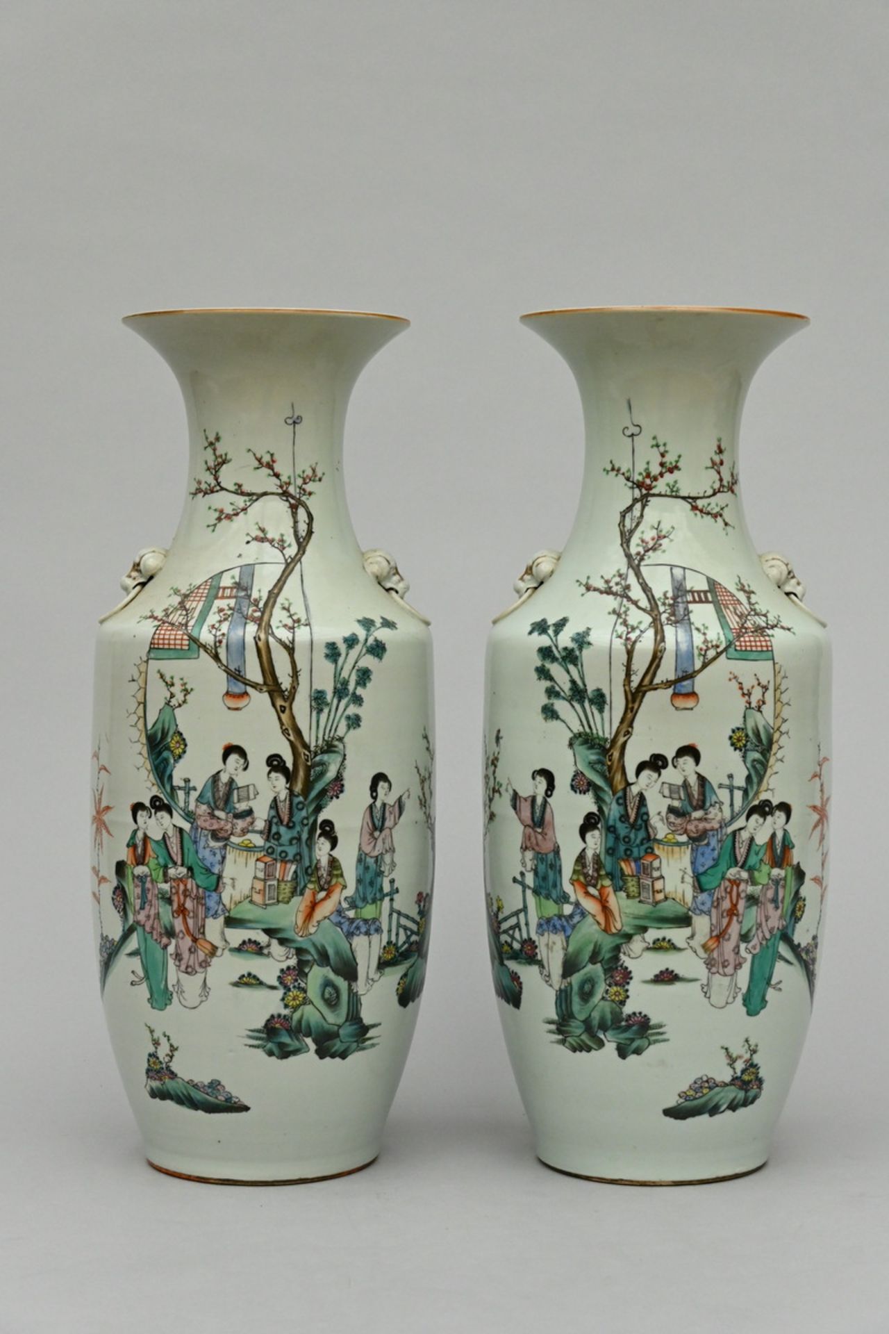 A pair of vases in Chinese porcelain 'ladies in a landscape', Republic period (h56cm)