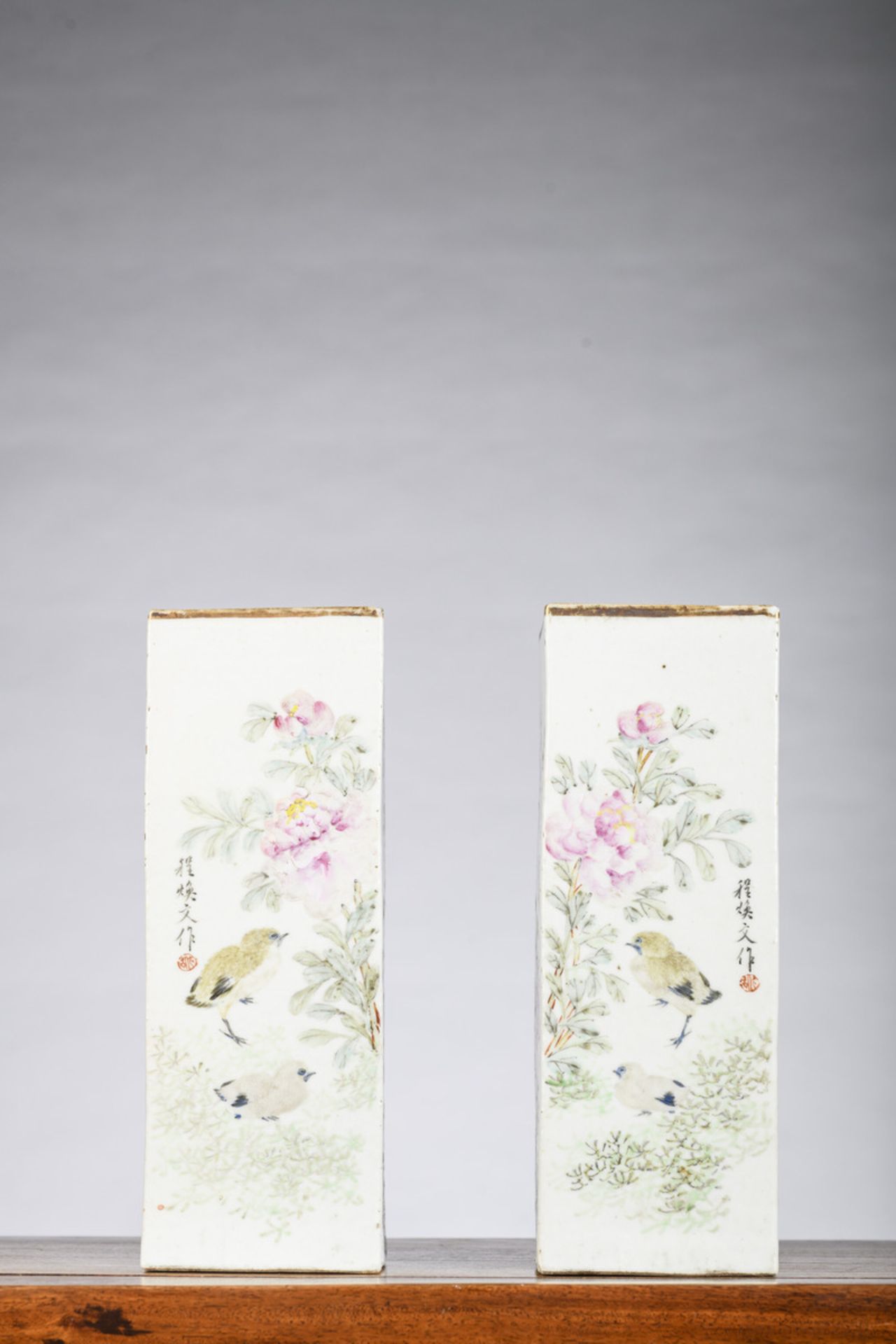 A pair of Chinese square vases 'flowers and birds', Republic period (h28cm) (*) - Image 2 of 6