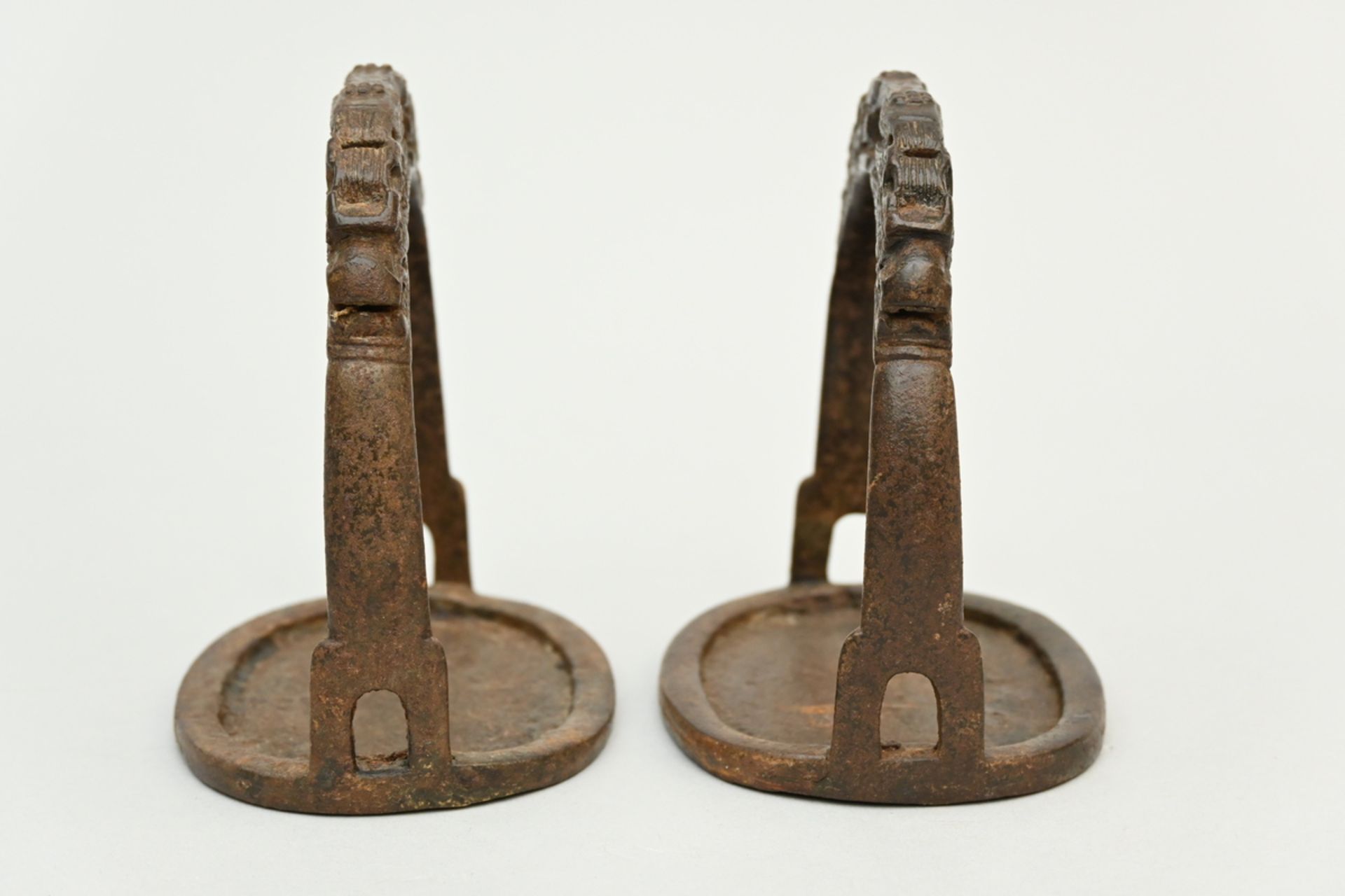 A pair of Tibetan stirrups in cast iron (h15cm) - Image 2 of 4