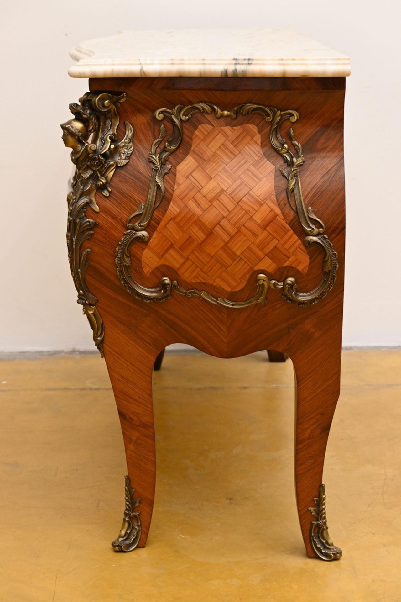 A Louis XV style chest of drawers with inlaywork and bronze decoration, 20th century (90x132x51cm) - Image 3 of 4