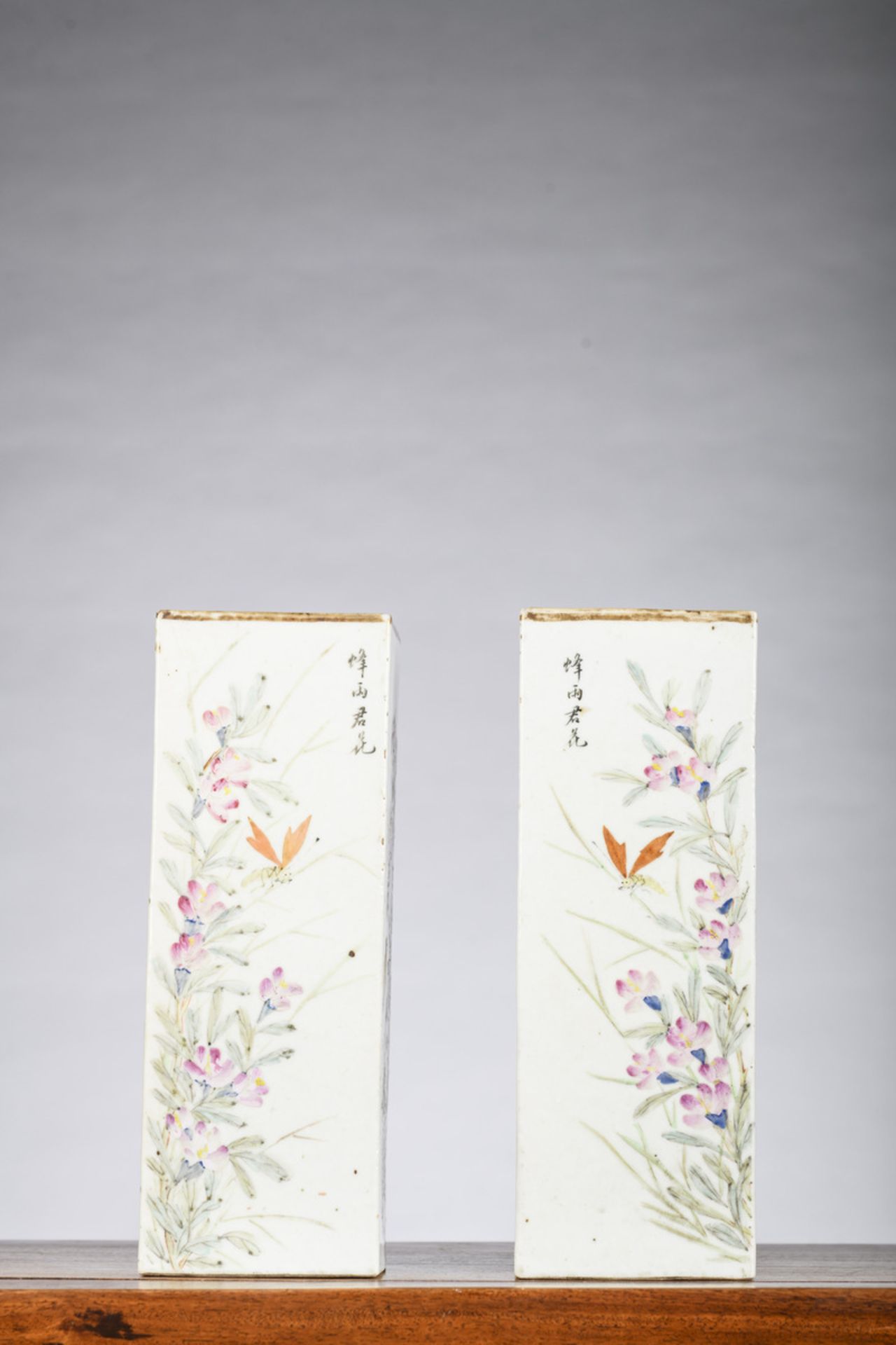 A pair of Chinese square vases 'flowers and birds', Republic period (h28cm) (*) - Image 3 of 6