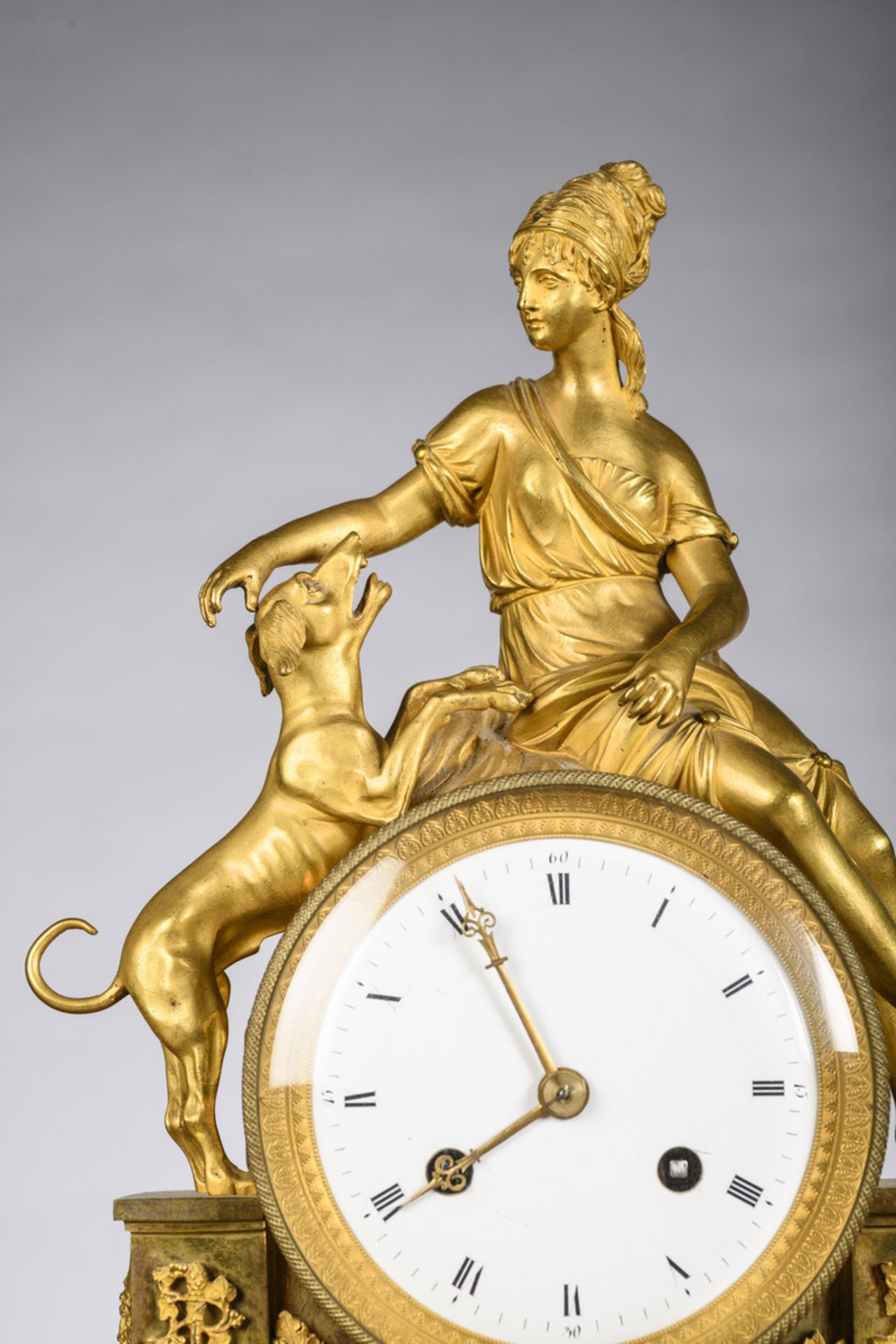 A gilt bronze Empire clock 'girl with dog' (h42x27x9.5cm) - Image 2 of 5