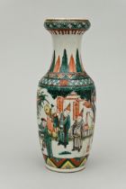 Vase in Chinese famille verte porcelain 'parade' (h26.5cm)