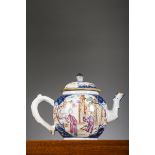 Teapot in Chinese famille rose porcelain 'mandarin decor', 18th century (h12cm) (*)