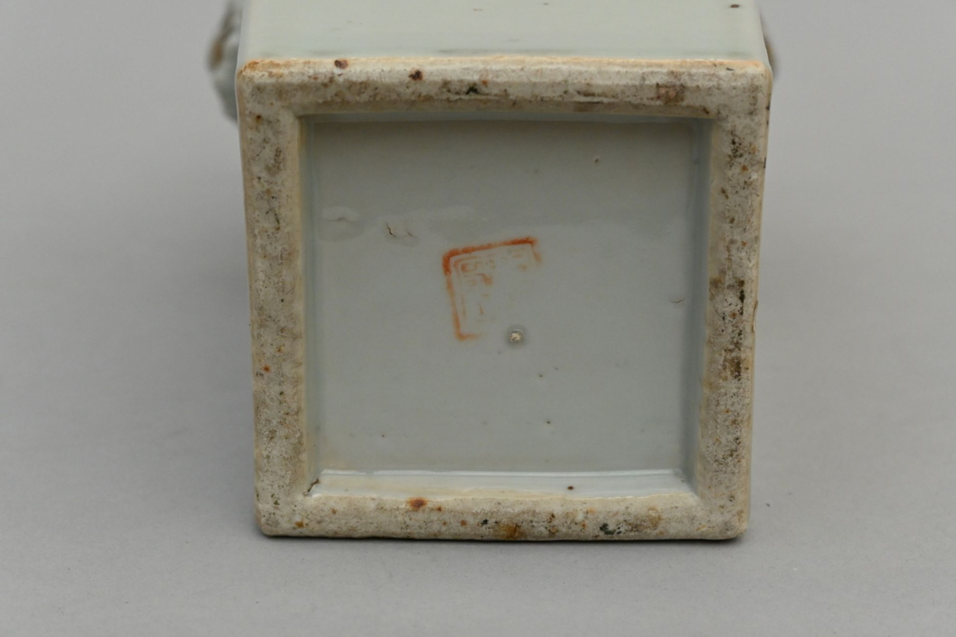 A square vase in Chinese porcelain 'figures' (h38cm) - Image 6 of 6
