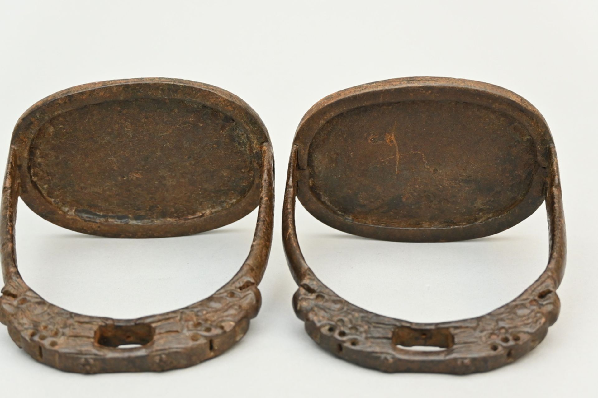 A pair of Tibetan stirrups in cast iron (h15cm) - Image 3 of 4