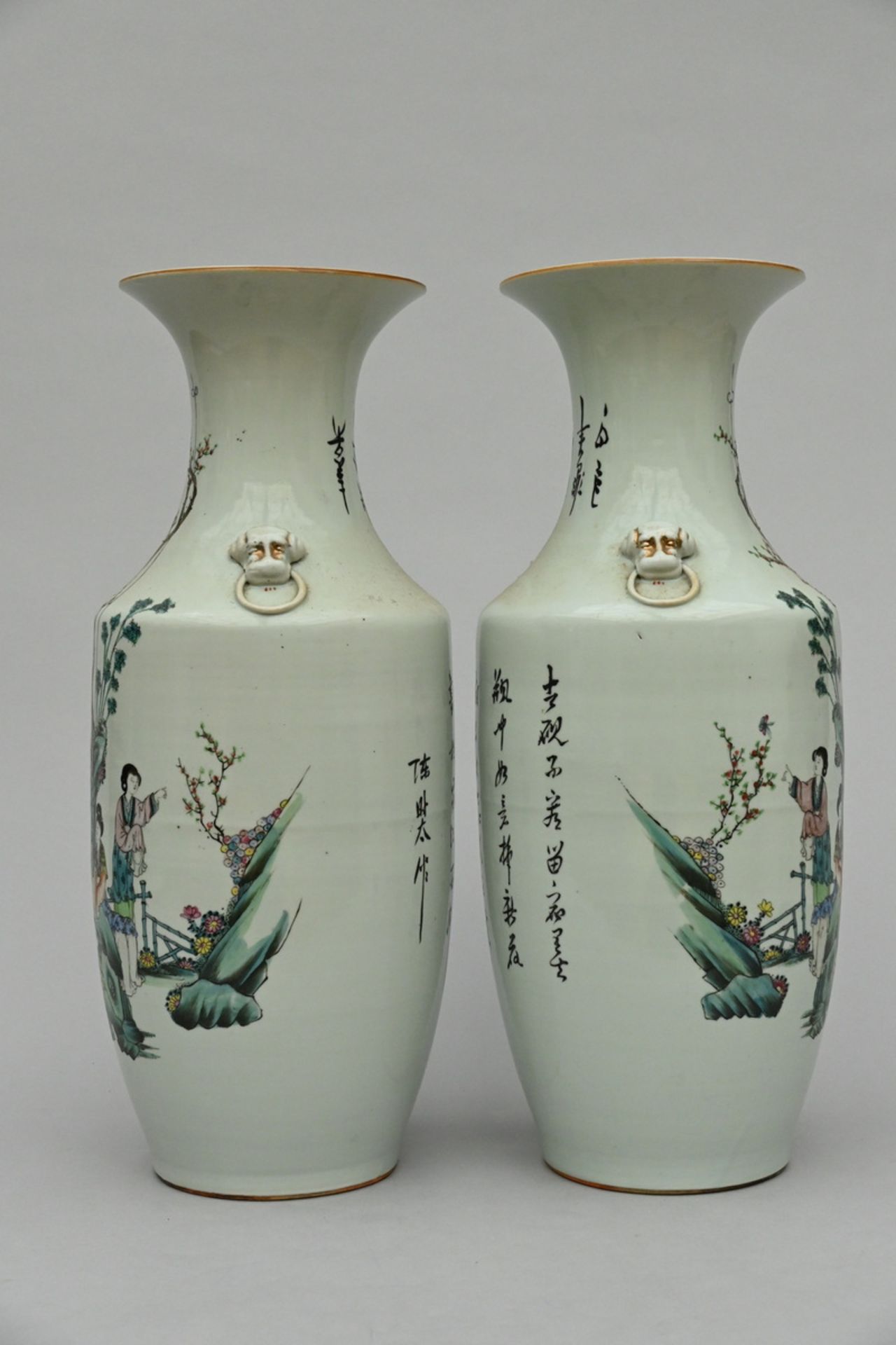 A pair of vases in Chinese porcelain 'ladies in a landscape', Republic period (h56cm) - Image 2 of 5