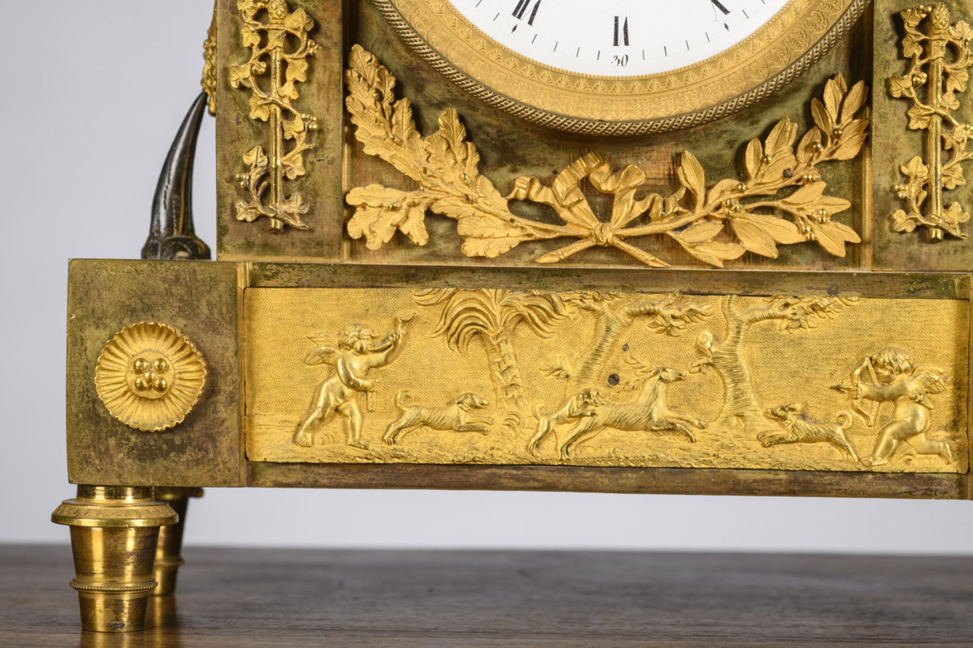 A gilt bronze Empire clock 'girl with dog' (h42x27x9.5cm) - Image 3 of 5