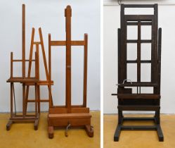 Lot of 4 painter's easels (height 169- 220cm)