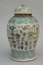 Famille rose lidded vase in Chinese porcelain 'antiquities' (h42cm) (*)