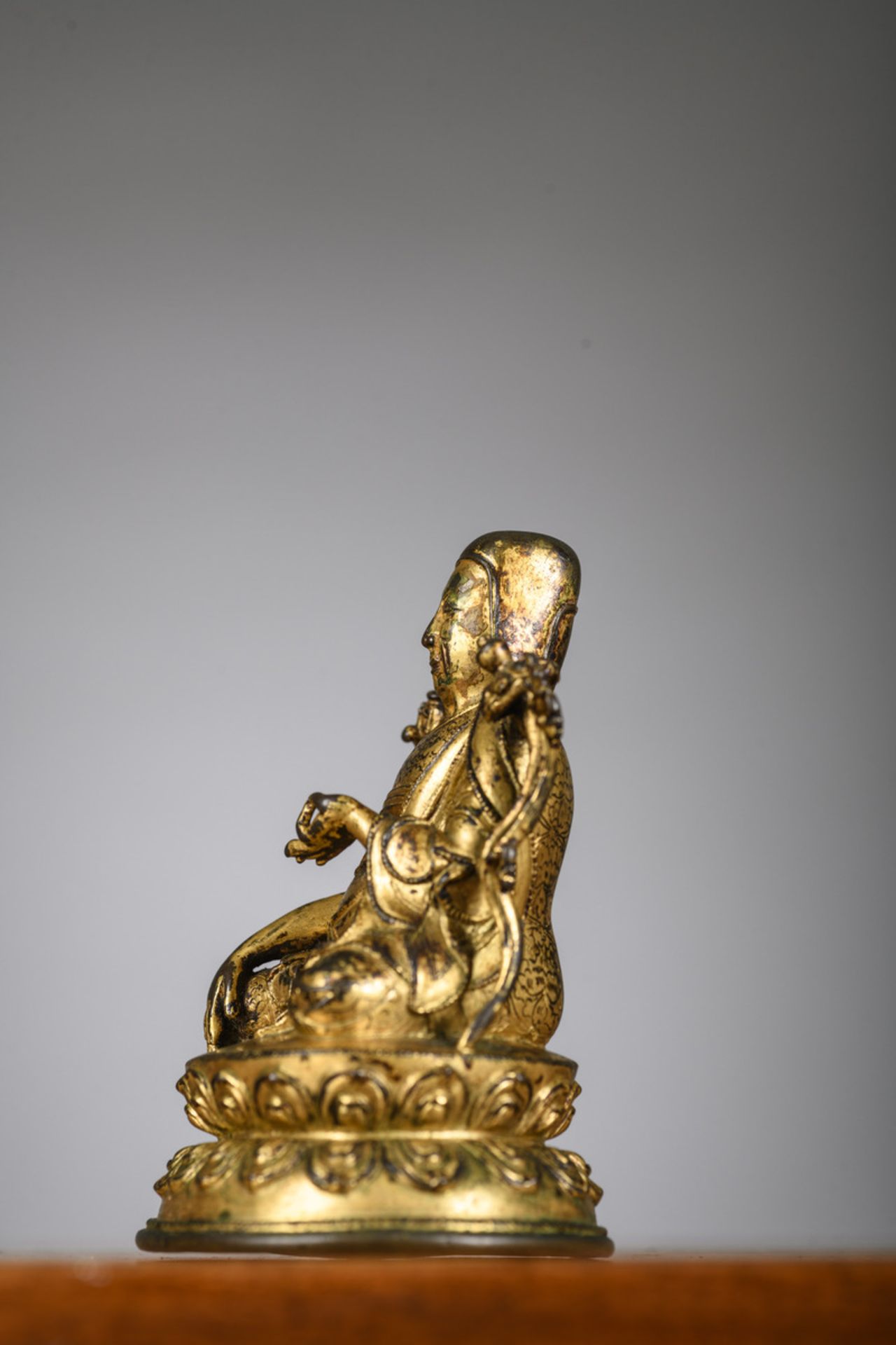 Gilt bronze statue 'portrait of a Sakya Lama', Tibet 16th century (h9.3cm) - Image 3 of 7