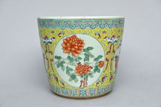 A famille jaune planter in Chinese porcelain (31x35cm)