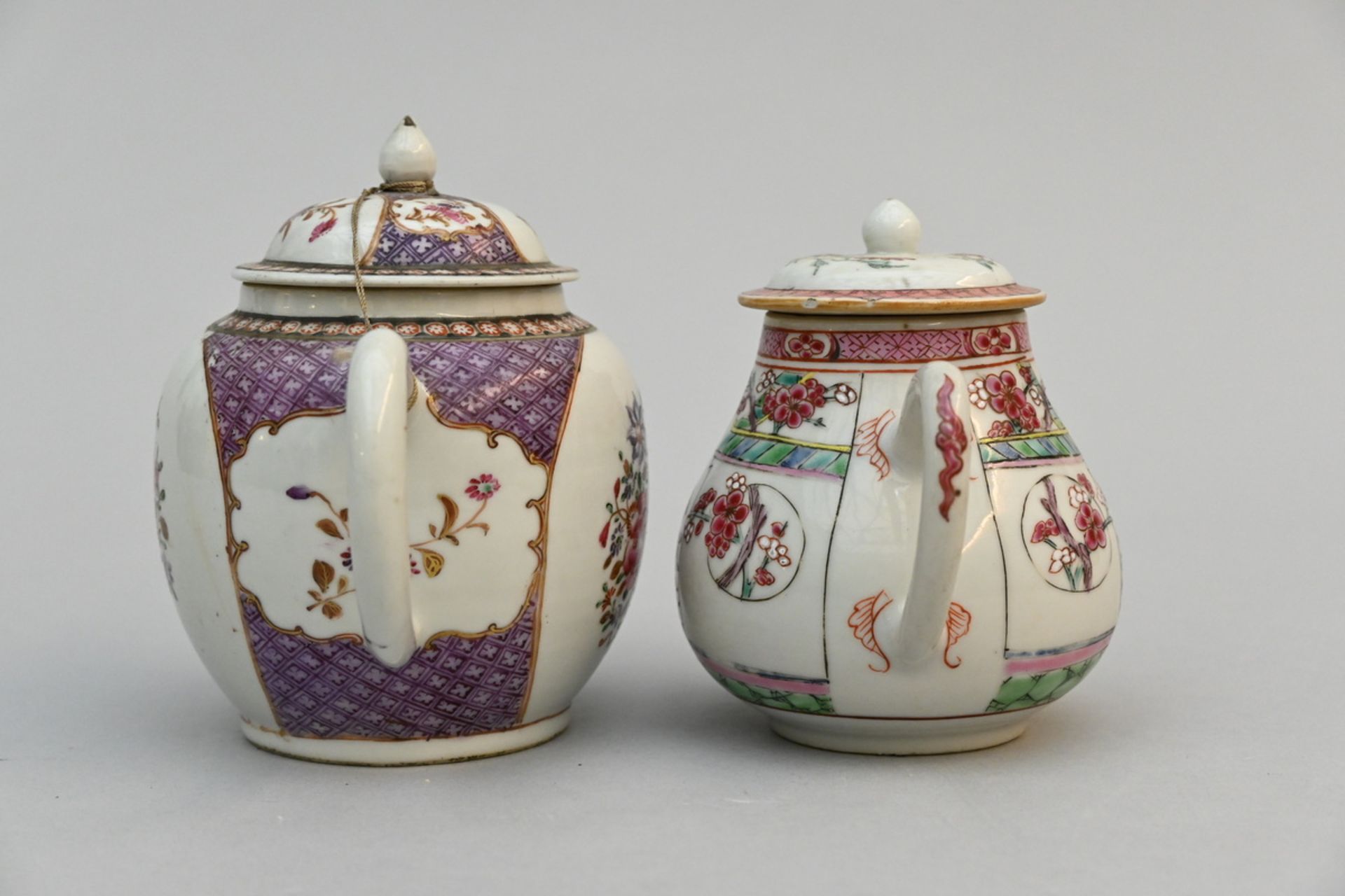 Two teapots in Chinese porcelain 'flowers', 18th century (14.5x12cm) (*) - Image 3 of 6