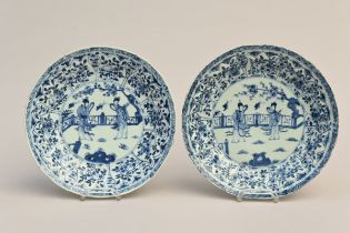 Pair of Chinese porcelain plates 'elegant ladies', Kangxi period (dia22cm) (*)