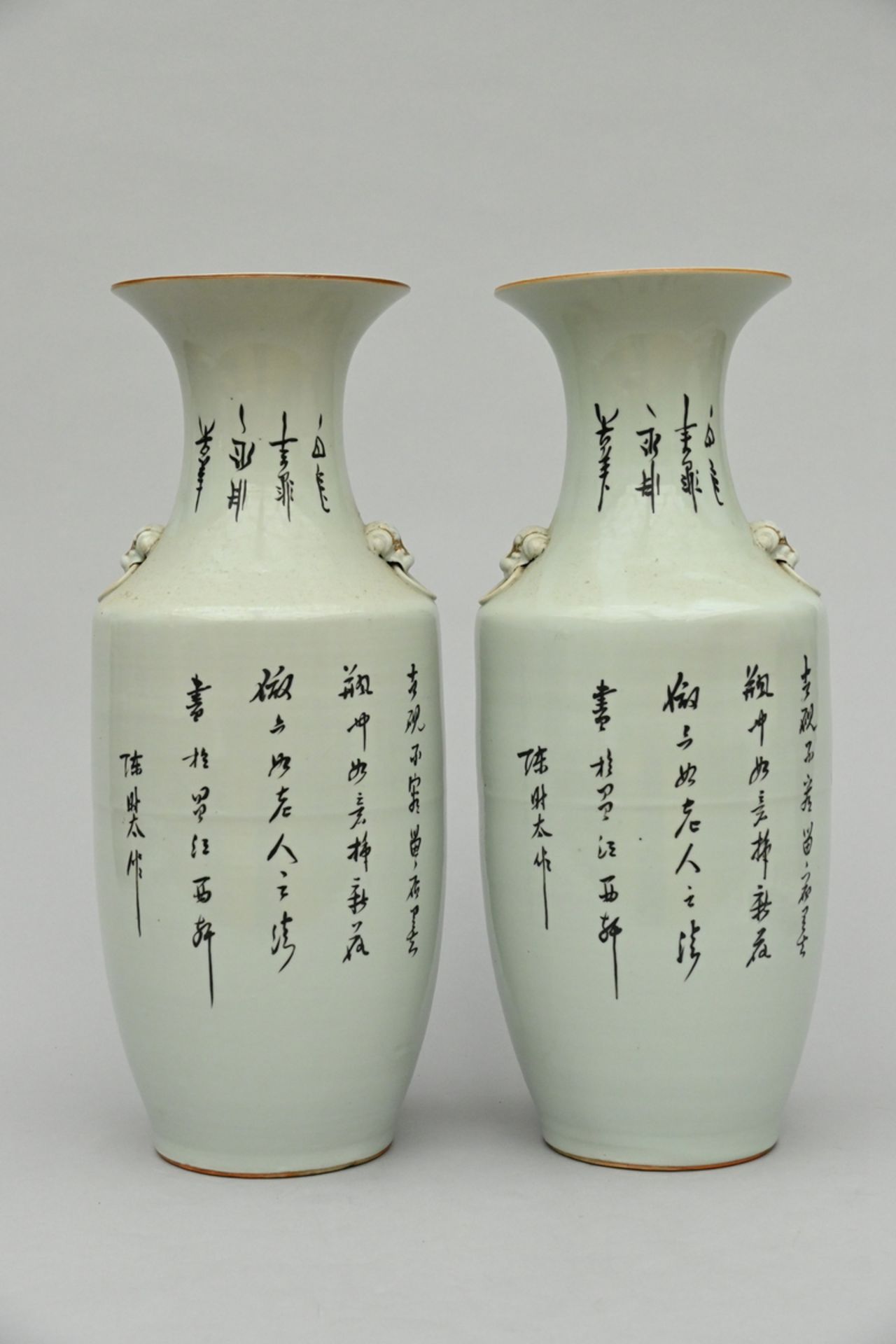 A pair of vases in Chinese porcelain 'ladies in a landscape', Republic period (h56cm) - Image 3 of 5