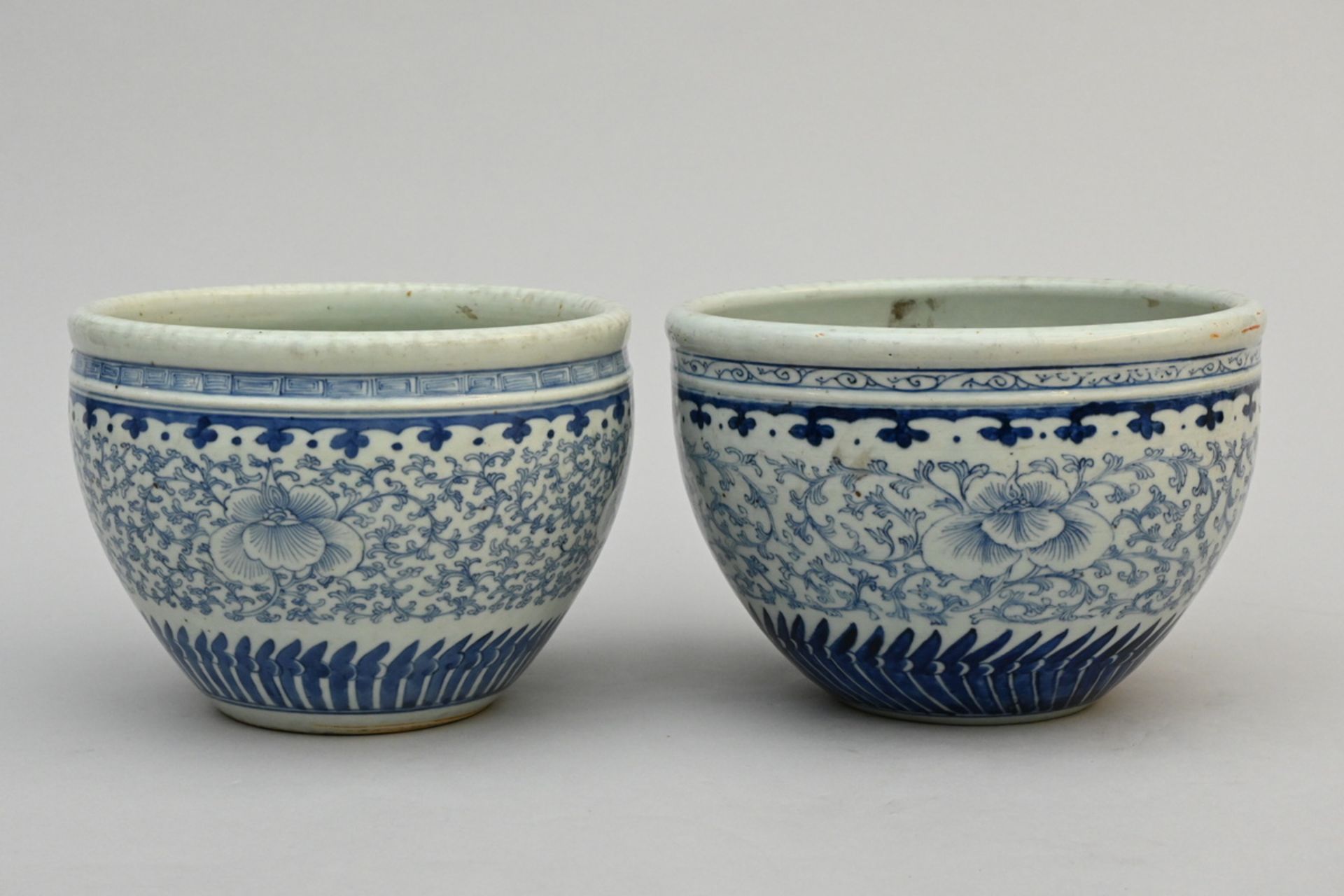 Two Chinese planters in blue and white porcelain, 19th century (dia 26-27.5cm)