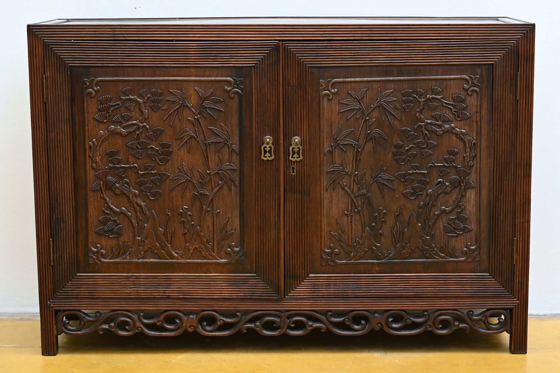 Two-door cabinet in hardwood, China 19th century (86x126x40cm)