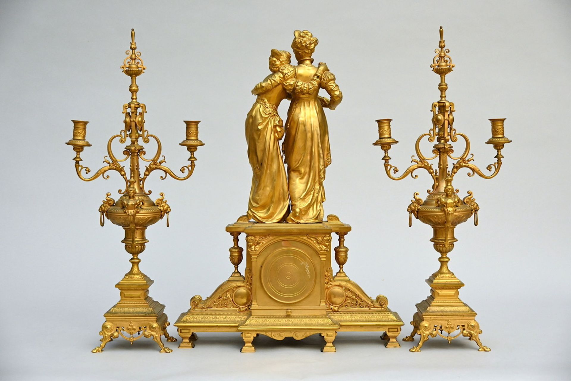 A gilt bronze clock 'ladies' by Houdebine (69x49x19cm) and two candlesticks (h68cm) - Image 4 of 6