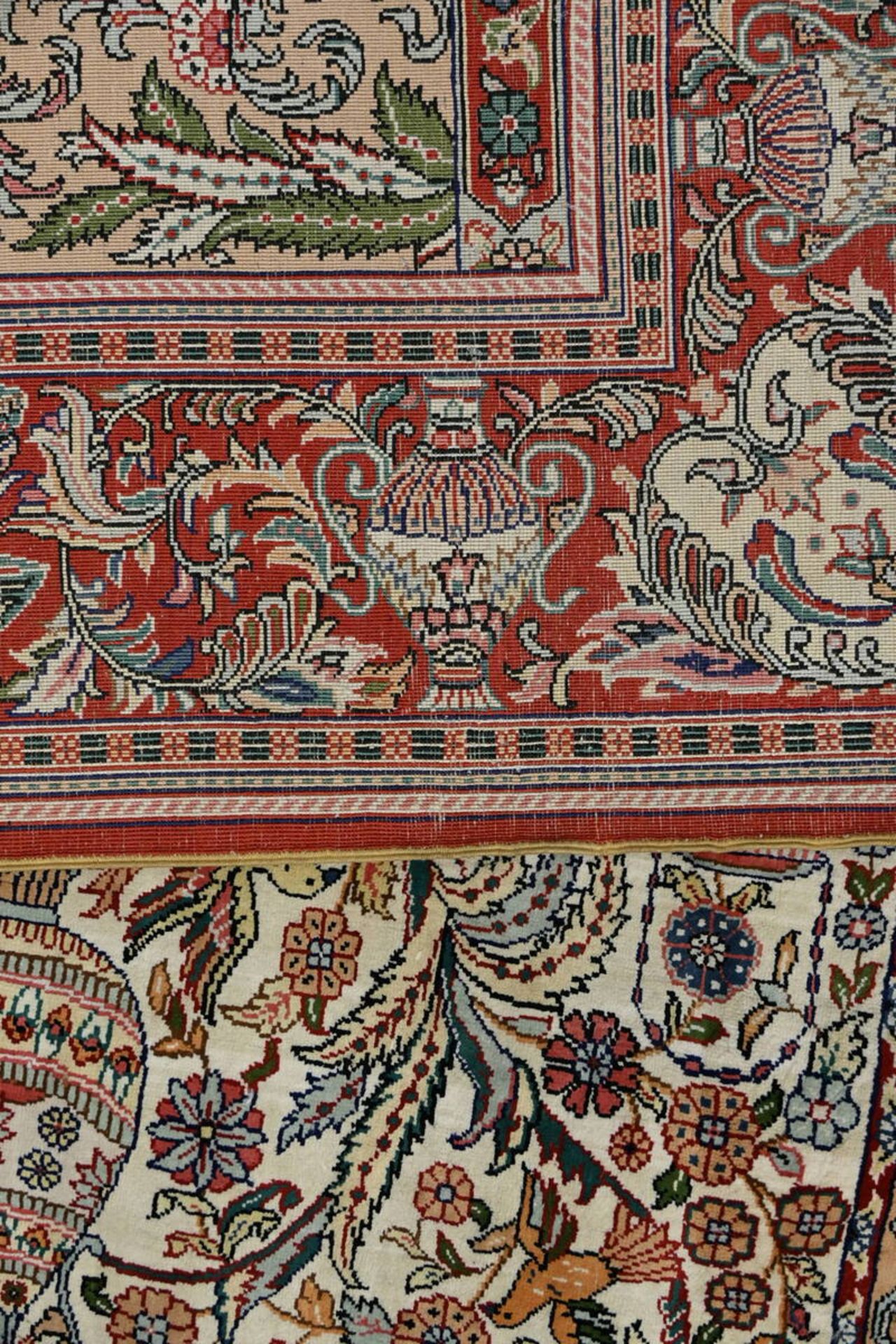 An oriental rug 'vases on a red background', signed (150x93cm) - Image 3 of 4