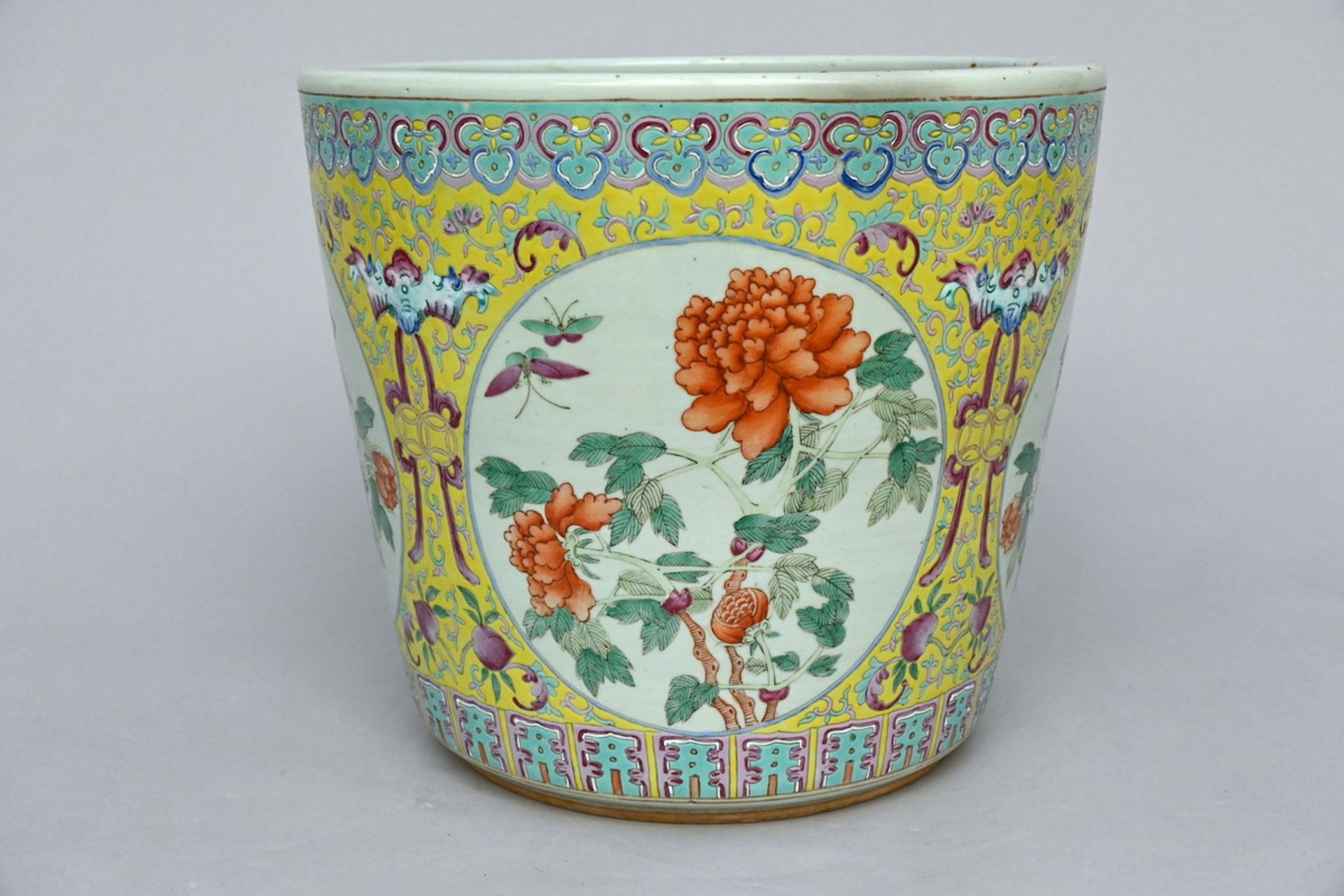 A famille jaune planter in Chinese porcelain (31x35cm) - Image 3 of 5