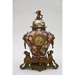 A clock made of an Imari Samson vase and bronze mounts, 19th century (h65cm)