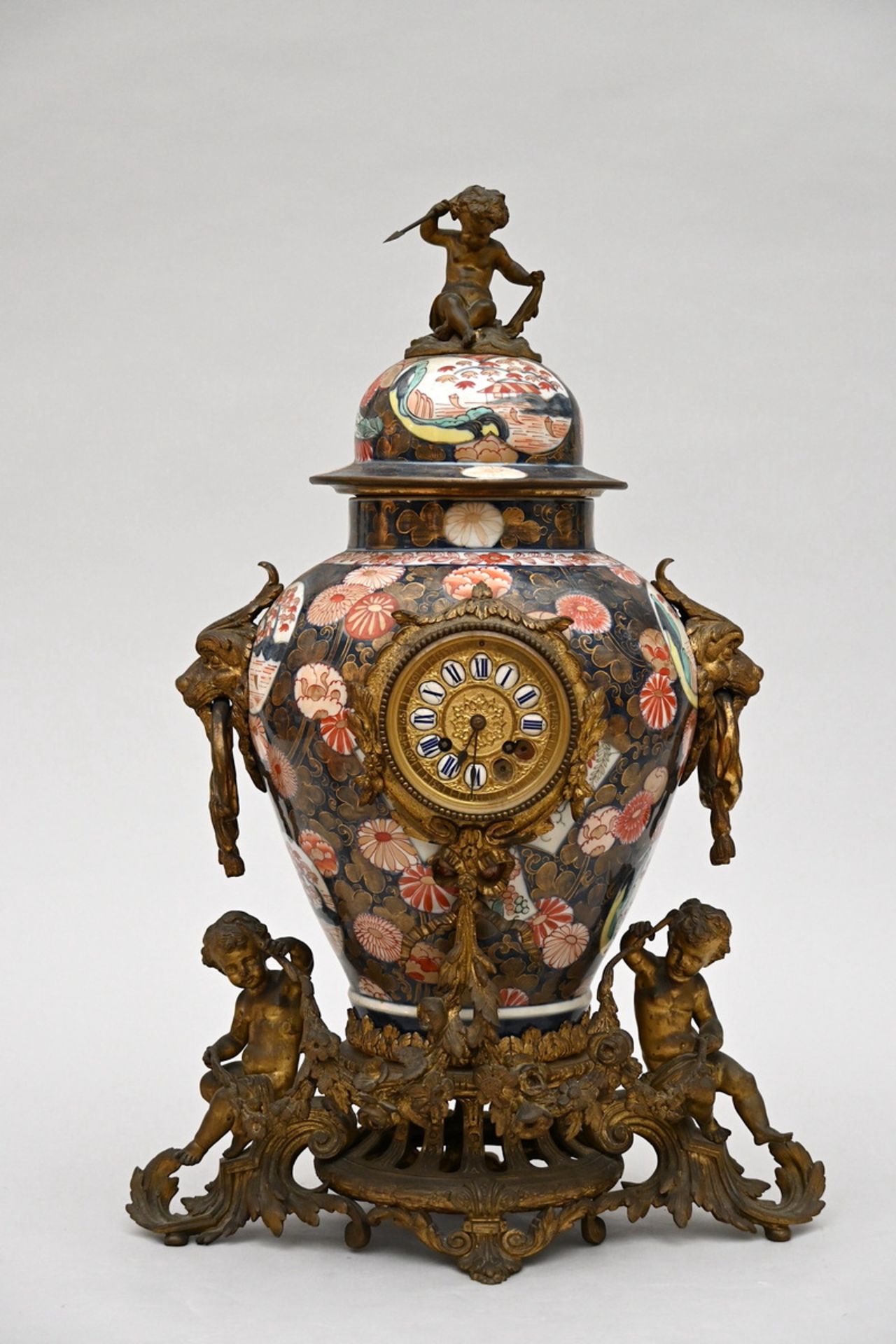 A clock made of an Imari Samson vase and bronze mounts, 19th century (h65cm)