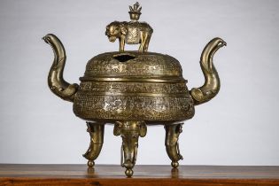 A large Chinese incense burner in bronze, Qing dynasty (51x56x35cm) (*)