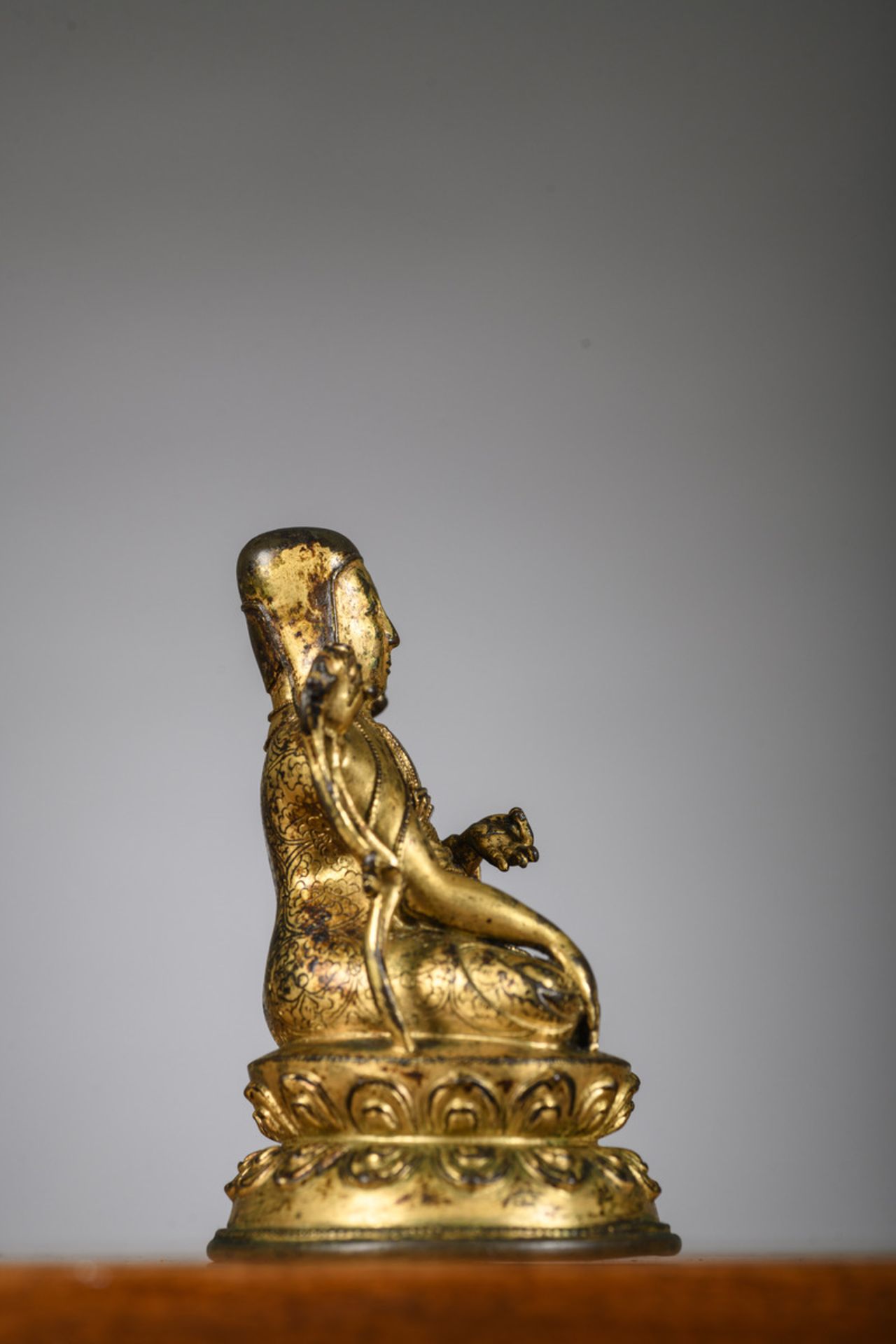 Gilt bronze statue 'portrait of a Sakya Lama', Tibet 16th century (h9.3cm) - Image 5 of 7