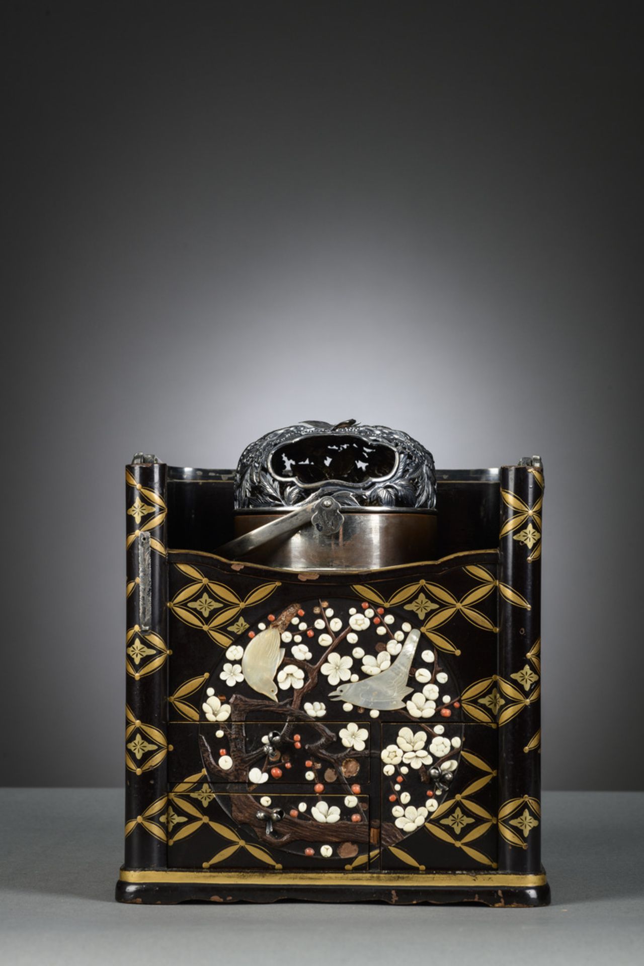 Japanese stove in lacquer and marquetry with silver lid, Edo period (24x20x20cm) (*)