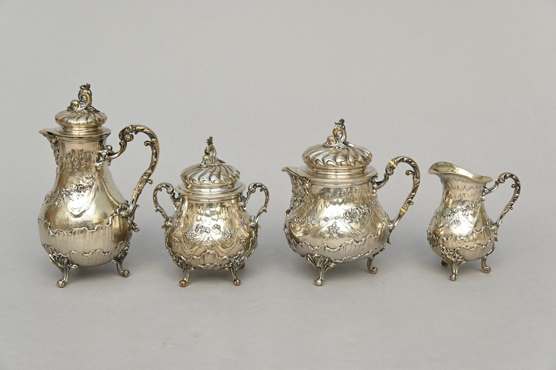 A four piece silver coffee set (coffee pot h20cm) (1.005gr) (*)