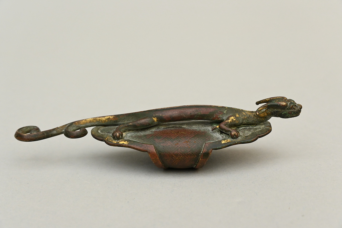 A rare bronze decorative element of a Chinese sword 'dragon' (L13cm)(*) - Image 5 of 7