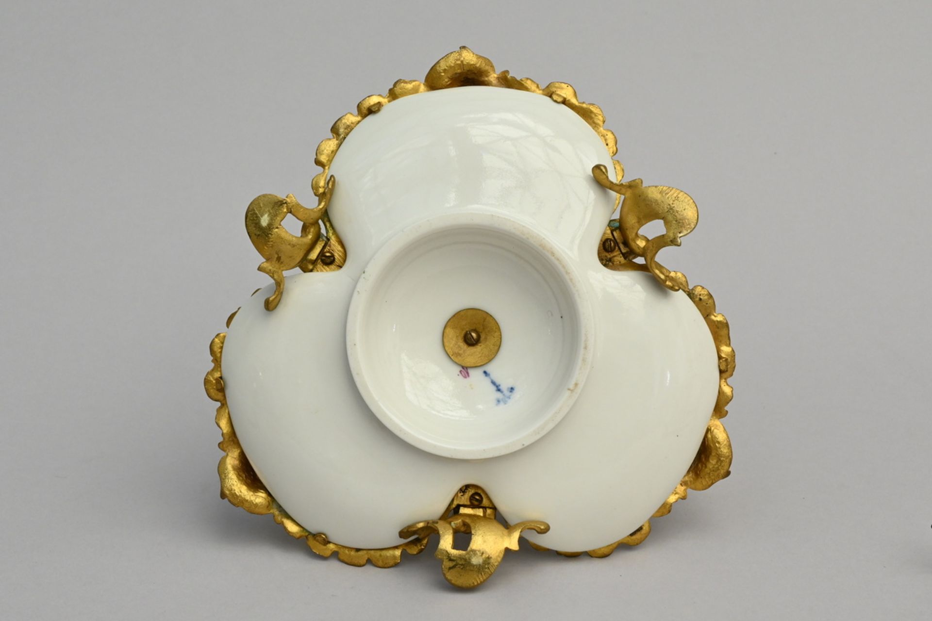 Ink set and brush holder in KPM porcelain and gilt bronze (h19 dia22cm) (25x9cm) - Image 4 of 5