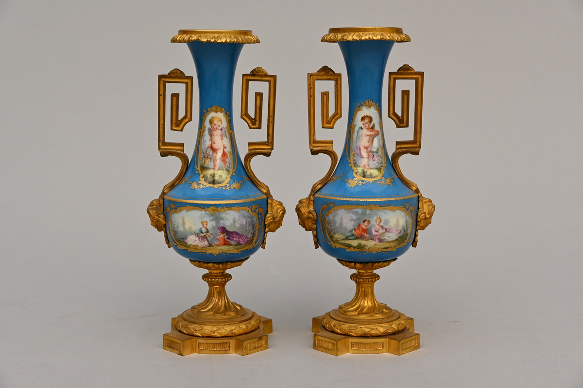 A pair of SËvres vases with bronze mounts (h19.5cm)