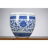 A Chinese planter in blue and white porcelain, 19th century (h35.5 dia38cm)