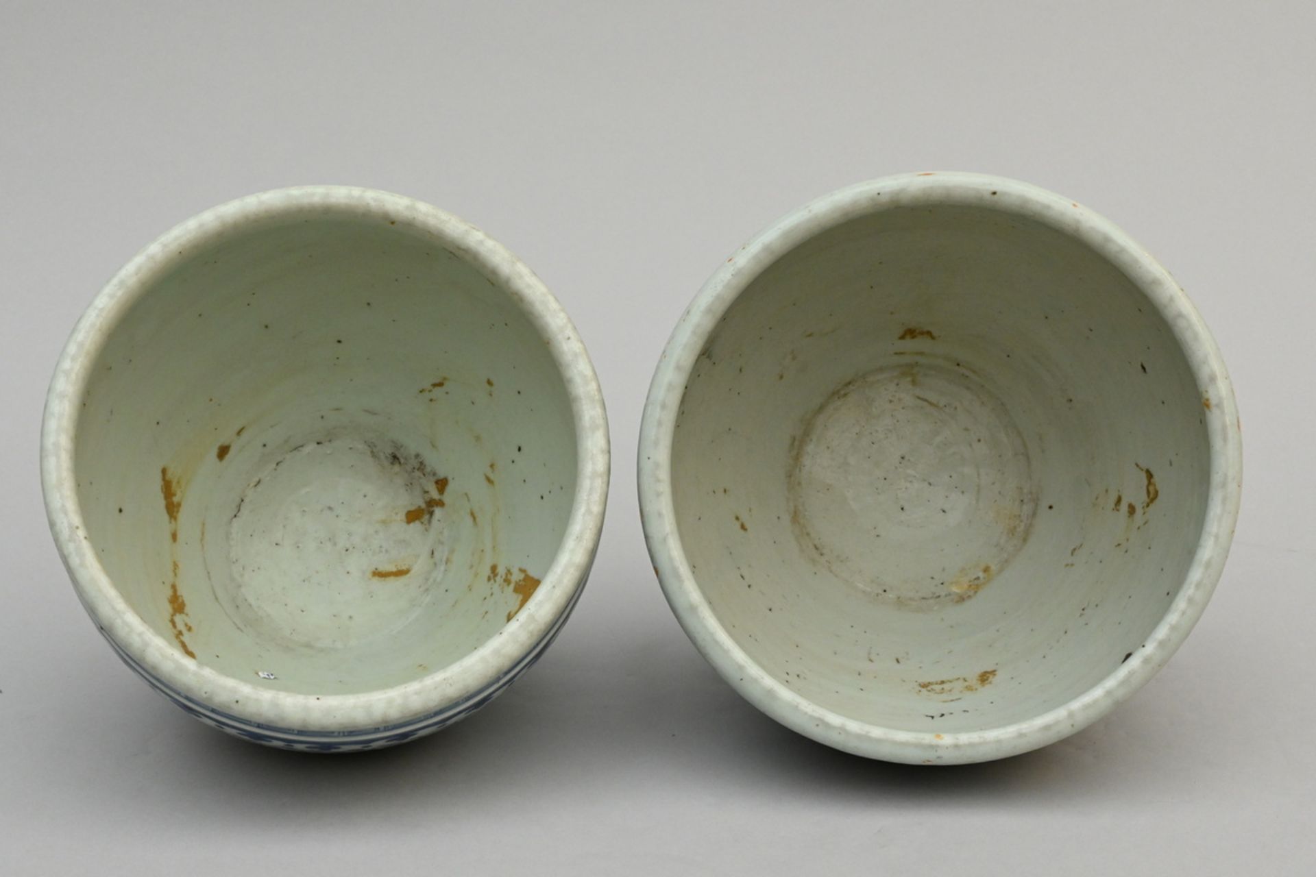 Two Chinese planters in blue and white porcelain, 19th century (dia 26-27.5cm) - Image 3 of 4