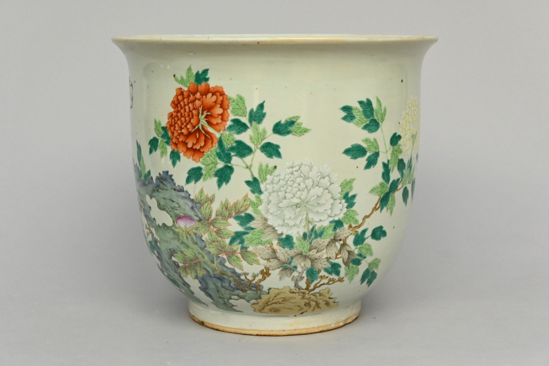 Chinese porcelain flower pot 'peonies' (36x40.5cm)