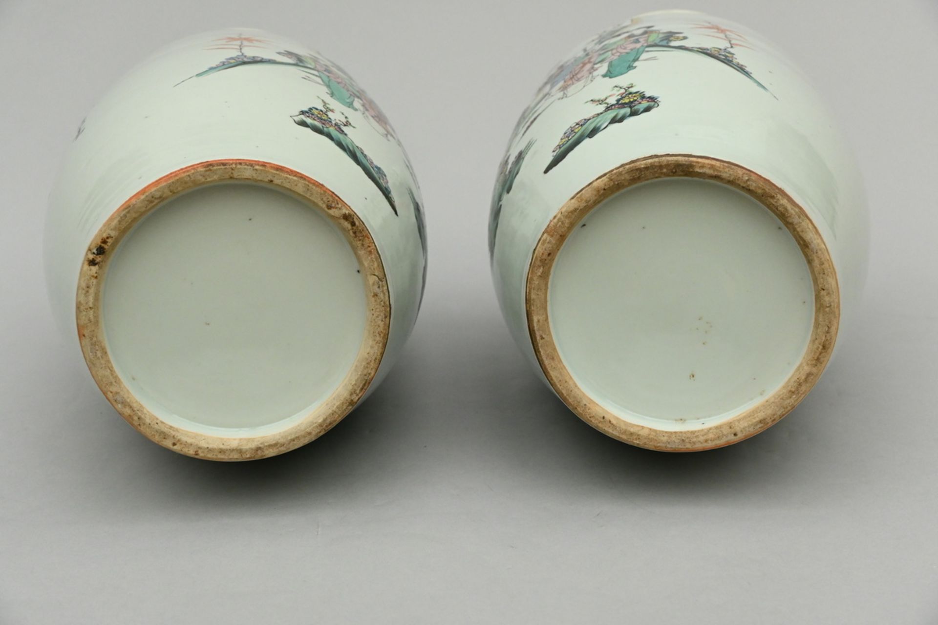 A pair of vases in Chinese porcelain 'ladies in a landscape', Republic period (h56cm) - Image 4 of 5