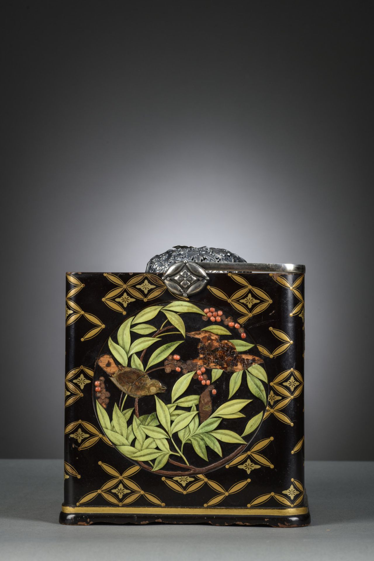 Japanese stove in lacquer and marquetry with silver lid, Edo period (24x20x20cm) (*) - Image 4 of 5