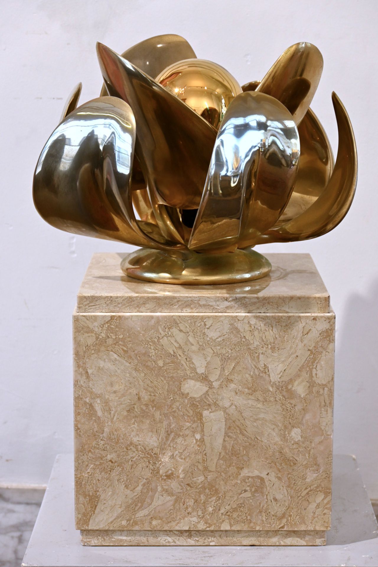 Michel Armand, sculptural lamp 'flower' on a marble base (29x42cm)