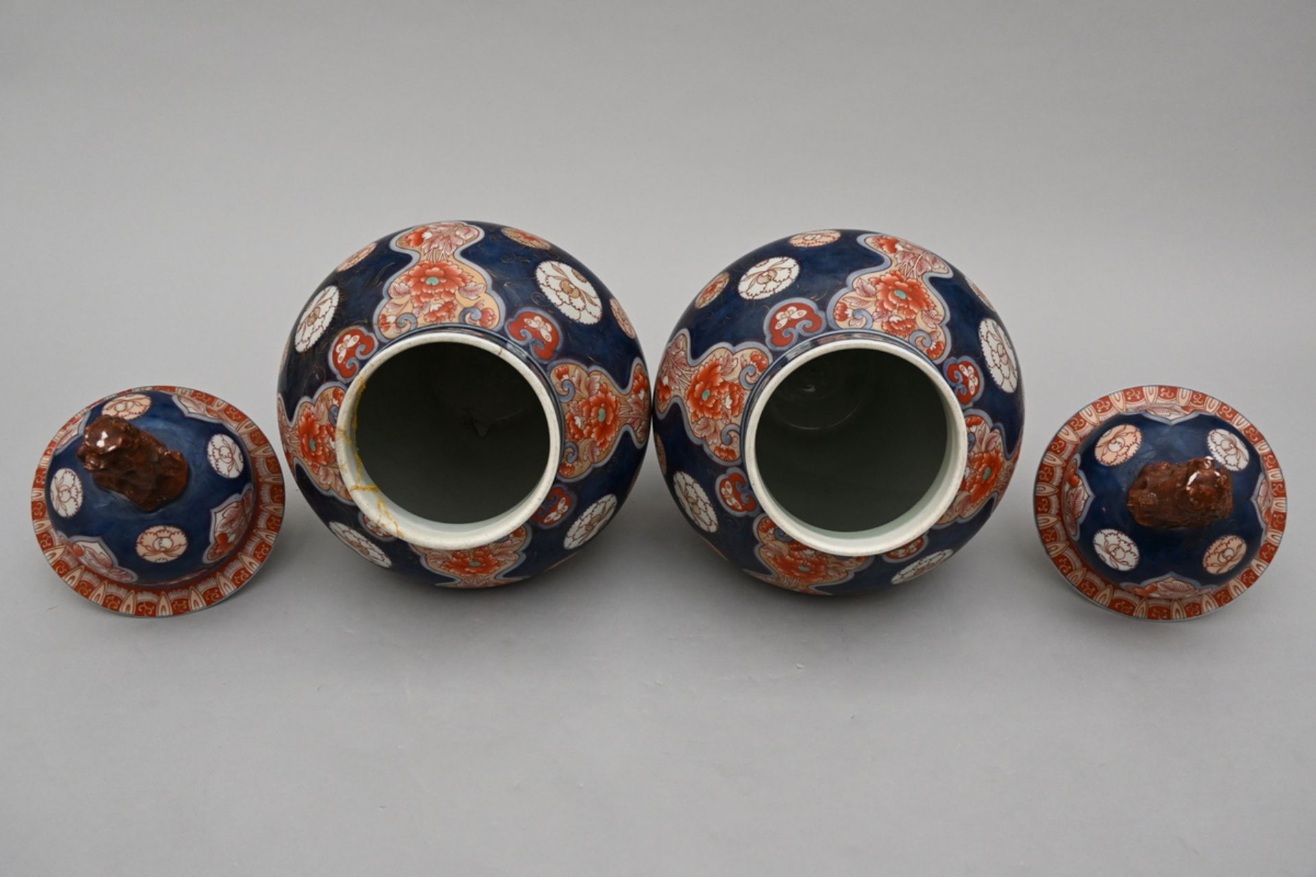 A pair of Samson Imari lidded vases 'floral decor with birds' (h63cm) (*) - Image 3 of 6